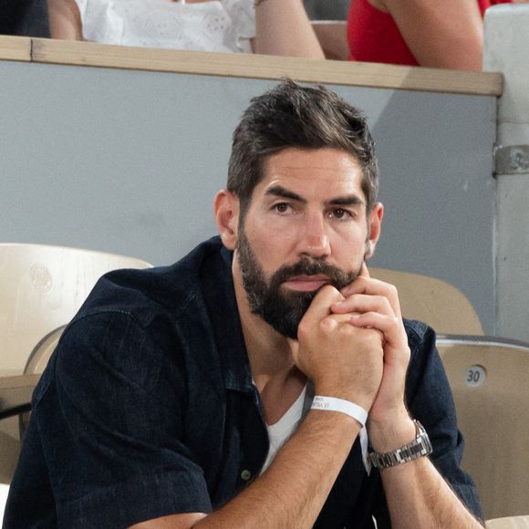 Bien loin d'être gêné par sa notoriété dans les rues de la ville Lumières, Nikola Karabatic a décidé de rendre son appartement avenue Mozart pour une autre raison.

Nikola Karabatic lors des Internationaux de France 2026, à Roland Garros, le 25 mai 2026 à Paris, France. 

Photo par Nasser Berzane/ABACAPRESS.COM