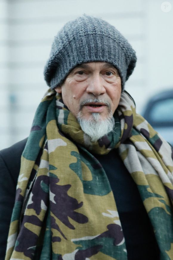 Exclusif - Florent Pagny - Sorties de l'émission "Vivement Dimanche", à Paris, France, le 3 novembre 2021. © Christophe Clovis / Bestimage