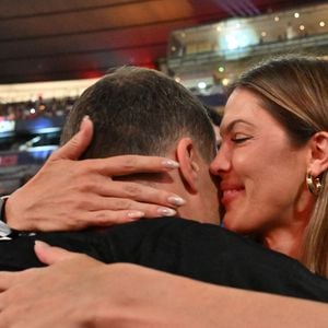 Cela faisait plusieurs mois qu'ils entretenaient le mystère quant à leur véritable relation

Iris Mittenaere et son compagnon Antoine Dupont - I.Mittenaere enlace son compagnon A.Dupont à l'issue de la victoire des Toulousains en finale du Top 14, face à Montpellier (28 - 20) au stade de France, le 27 juin 2026. 
© Christian Liewig / Bestimage