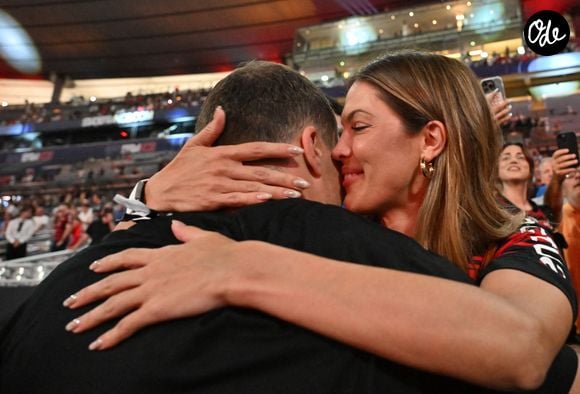 Cela faisait plusieurs mois qu'ils entretenaient le mystère quant à leur véritable relation

Iris Mittenaere et son compagnon Antoine Dupont - I.Mittenaere enlace son compagnon A.Dupont à l'issue de la victoire des Toulousains en finale du Top 14, face à Montpellier (28 - 20) au stade de France, le 27 juin 2026. 
© Christian Liewig / Bestimage