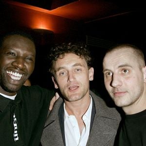 L'acteur français Jean-Paul Rouve pose avec Omar(G) et Fred après la première du duo comique français 'Omar et Fred' au théâtre de la Grande Comédie à Paris, France, le 27 mars 2006. Photo par Laurent Zabulon/ABACAPRESS.COM.