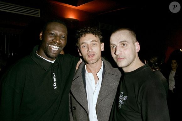 L'acteur français Jean-Paul Rouve pose avec Omar(G) et Fred après la première du duo comique français 'Omar et Fred' au théâtre de la Grande Comédie à Paris, France, le 27 mars 2006. Photo par Laurent Zabulon/ABACAPRESS.COM.