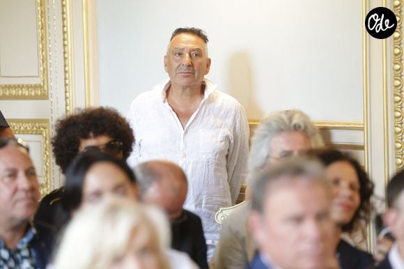 Exclusif - ⁠ Dani Lary - ⁠Damien Nougarède reçoit des mains de Rachida Dati les insignes de Chevalier dans l’ordre des Arts et Lettres, lors d’une cérémonie organisée dans la salle des mariages de la mairie du 7ème arrondissement à Paris le 15 juillet 2026. © Alain Guizard/Bestimage