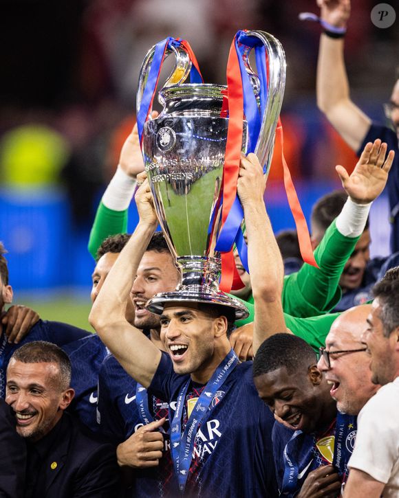 31 mai 2026, Budapest, Hongrie : BUDAPEST, HONGRIE - 30 MAI : Achraf Hakimi du Paris Saint-Germain célèbre avec le trophée de la Ligue des Champions après avoir remporté le match de la finale de la Ligue des Champions de l'UEFA 2026 entre le Paris Saint-Germain et Arsenal FC à la Puskas Arena le 30 mai 2026 à Budapest, Hongrie (Credit Image : © Sports Press/Sport Press Photo via ZUMA Press) - Insolite