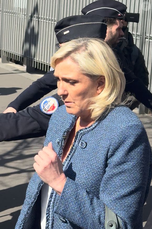 Marine Le Pen sort du tribunal de Paris avant la fin de la lecture du jugement dans le cadre du procès des assistants parlementaires du FN la 31 mars 2025.
Marine Le Pen condamnée à une inéligibilité avec exécution immédiate,

© Florian Savina / Bestimage