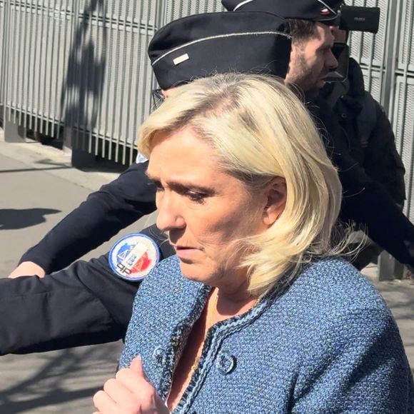 Marine Le Pen sort du tribunal de Paris avant la fin de la lecture du jugement dans le cadre du procès des assistants parlementaires du FN la 31 mars 2025.
Marine Le Pen condamnée à une inéligibilité avec exécution immédiate,

© Florian Savina / Bestimage