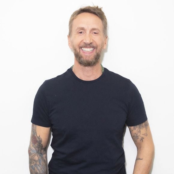 En effet, Philippe Caverivière a un nouveau spectacle 

Exclusif - Philippe Caverivière - Backstage de l'émission On Est En Direct (OEED) du samedi 20/11/2021, présentée par L.Salamé et L.Ruquier - Paris 20/11/2021 - © Jack Tribeca / Bestimage