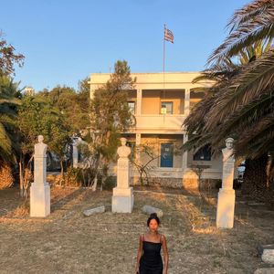 C’est d’abord une photo d’elle sur l’île d’Amorgos qu’elle a bien voulu partager.

Aurélie Casse sur l'île d'Amorgos le 15 août 2025 © Instagram