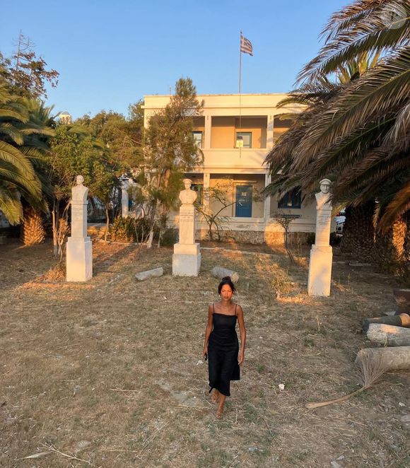 C’est d’abord une photo d’elle sur l’île d’Amorgos qu’elle a bien voulu partager.

Aurélie Casse sur l'île d'Amorgos le 15 août 2025 © Instagram