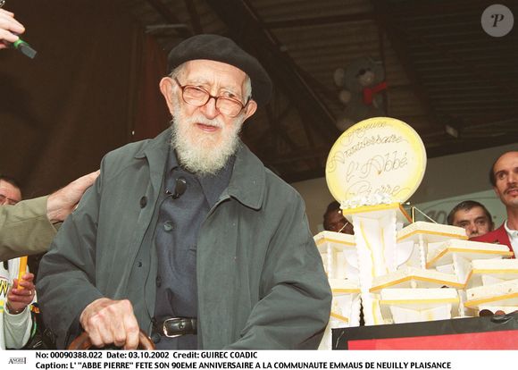 L'Abbé Pierre célèbre ses 90 ans à la communauté Emmaüs de Neuilly-Plaisance le 3 octobre 2002 ©COADIC GUIREC / BESTIMAGE