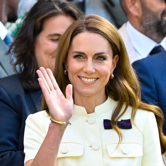 Leur présence a suivi une première apparition remarquée de Kate la veille pour la finale féminine.

La princesse Catherine (Kate) Middleton, princesse de Galles lors de la finale dame des internationaux de tennis de Wimbledon le 12 juillet 2025. © Chryslène Caillaud / PsnewZ/ Bestimage