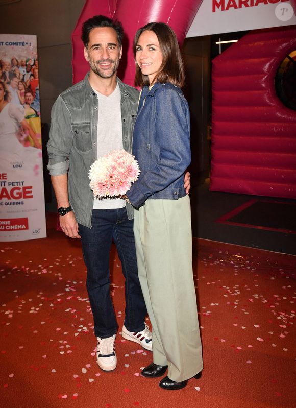 Florent Peyre et sa compagne Virginie Stref lors de l'avant-première du film "Notre tout petit mariage" à l'UGC Bercy à Paris le 25 avril 2023.

© Veeren / Bestimage
