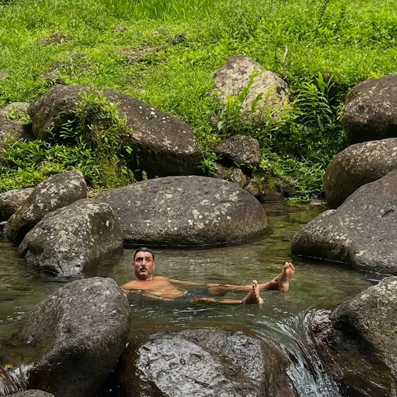 Il s'est notamment baigné dans une rivière

Jérémy Frérot partage des photos de ses vacances en Martinique. Photo publiée sur Instagram en août 2025.