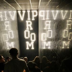 J.Roch a reçu ses amis pour fêter la fermeture de son célèbre club privé, "VIP Room" à Saint-Tropez, après 29 ans d'existence, le 5 avril 2026. Après un dernier week-end de fête, du 3 au 5 avril 2026, le célèbre établissement sera remplacé par le "Lilly's Club".
© Luc Boutria / Nice Matin / Bestimage