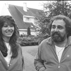 igure discrète mais centrale dans la vie de l’artiste, Sabine avait partagé ses années de gloire comme ses épreuves.

Archives - Richard Anthony et Sabine devant leur maison de la région parisienne en 1983, après sa libération de prison pour redressement fiscal  AGENCE / BESTIMAGE