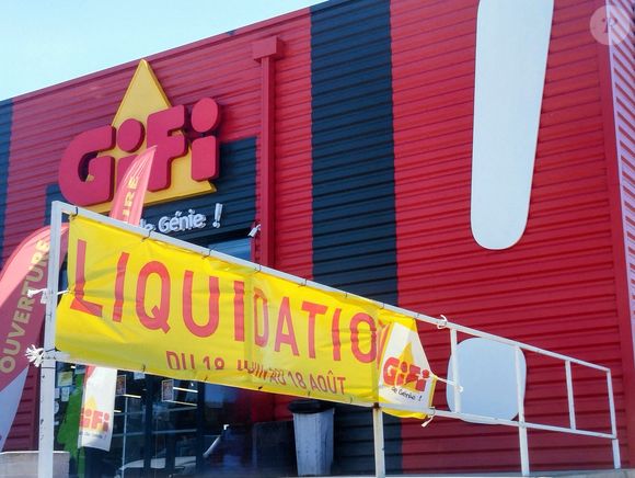 Banderole "Liquidation" devant un magasin Gifi - Photo by Lallemand JM/Belpress/ANDBZ/ABACAPRESS.COM