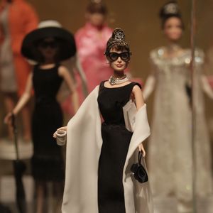 Barbie ressemblant à Audrey Hepburn dans son rôle dans le "Diamants sur canapé" - Exposition de poupées Barbie "Barbie, plus qu'une poupée" à la Fundacion Canal à Madrid, le 15 février 2017.