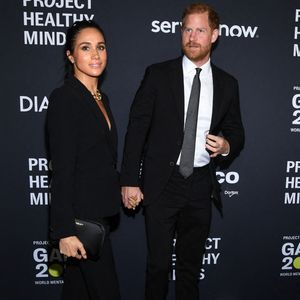 Le couple a reçu le prix des Humanitaires de l’année décerné par le Project Healthy Minds.

Meghan Markle, duchesse de Sussex et le prince Harry, duc de Sussex, marchant sur le tapis rouge du gala de la Journée mondiale de la santé mentale de Project Healthy Minds qui s'est tenu aux Spring Studios à New York, NY, le 9 octobre 2025. (Photo par Anthony Behar/Sipa USA)