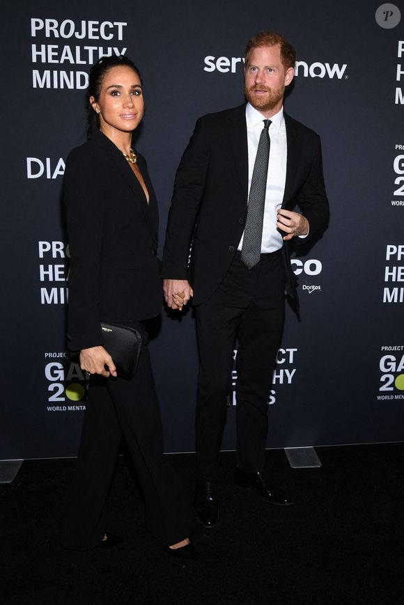 Le couple a reçu le prix des Humanitaires de l’année décerné par le Project Healthy Minds.

Meghan Markle, duchesse de Sussex et le prince Harry, duc de Sussex, marchant sur le tapis rouge du gala de la Journée mondiale de la santé mentale de Project Healthy Minds qui s'est tenu aux Spring Studios à New York, NY, le 9 octobre 2025. (Photo par Anthony Behar/Sipa USA)