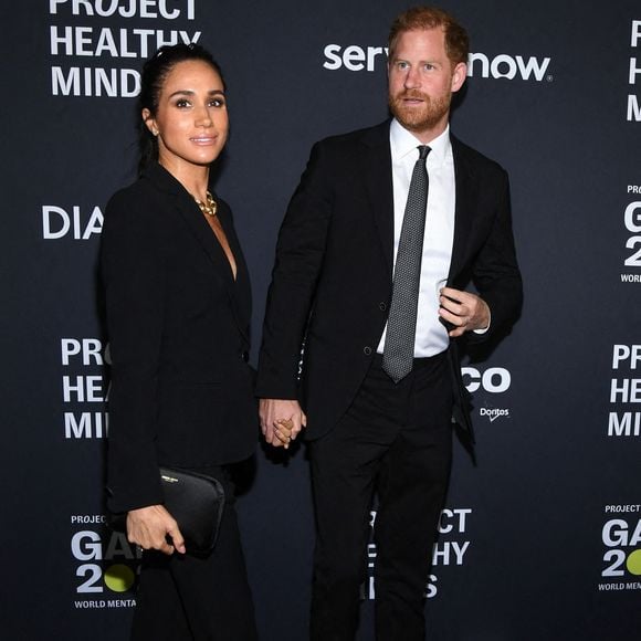 Le couple a reçu le prix des Humanitaires de l’année décerné par le Project Healthy Minds.

Meghan Markle, duchesse de Sussex et le prince Harry, duc de Sussex, marchant sur le tapis rouge du gala de la Journée mondiale de la santé mentale de Project Healthy Minds qui s'est tenu aux Spring Studios à New York, NY, le 9 octobre 2025. (Photo par Anthony Behar/Sipa USA)