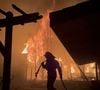 Des incendies ravagent le secteur et ont fait au minimum 5 morts
Les pompiers s'efforcent de circonscrire l'incendie d'Eaton à l'extérieur de Los Angeles. Des ordres d'évacuation ont été donnés pour les zones d'Altadena, de Pasadena et de Sierra Madre après qu'un feu de broussailles à progression rapide se soit déclaré dans la nuit de mardi à mercredi. En quelques heures, l'incendie a atteint une superficie de 1 000 hectares.