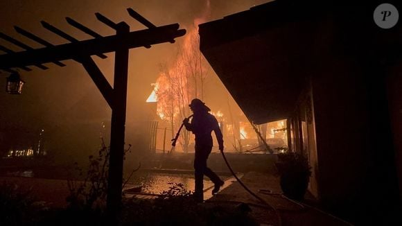 Des incendies ravagent le secteur et ont fait au minimum 5 morts
Les pompiers s'efforcent de circonscrire l'incendie d'Eaton à l'extérieur de Los Angeles. Des ordres d'évacuation ont été donnés pour les zones d'Altadena, de Pasadena et de Sierra Madre après qu'un feu de broussailles à progression rapide se soit déclaré dans la nuit de mardi à mercredi. En quelques heures, l'incendie a atteint une superficie de 1 000 hectares.