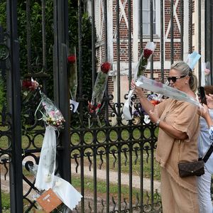 Illustration au domaine de Douchy après l'annonce de la mort de Alain Delon le 18 août 2024. 
L’acteur est mort ce dimanche 18 août au domaine de la Brûlerie, dans le Loiret, sa propriété depuis plus de cinquante ans. Il comptait s’y faire enterrer avec ses chiens. Agence / Bestimage