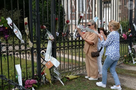 Illustration au domaine de Douchy après l'annonce de la mort de Alain Delon le 18 août 2024. 
L’acteur est mort ce dimanche 18 août au domaine de la Brûlerie, dans le Loiret, sa propriété depuis plus de cinquante ans. Il comptait s’y faire enterrer avec ses chiens. Agence / Bestimage