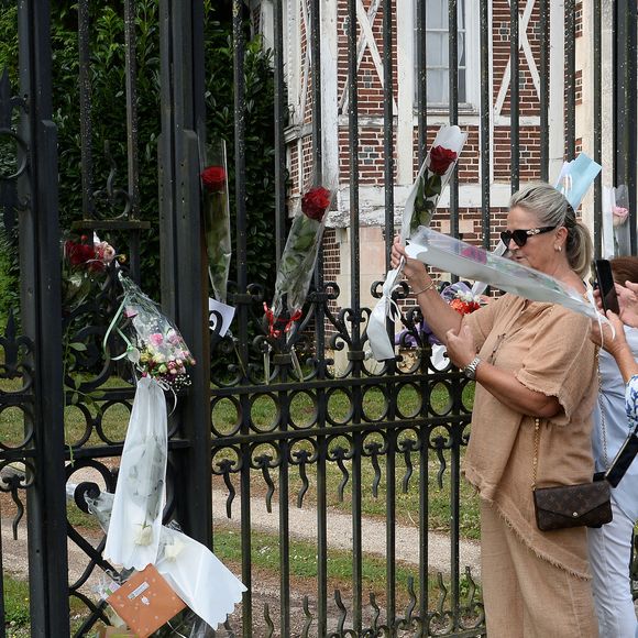 Illustration au domaine de Douchy après l'annonce de la mort de Alain Delon le 18 août 2024. 
L’acteur est mort ce dimanche 18 août au domaine de la Brûlerie, dans le Loiret, sa propriété depuis plus de cinquante ans. Il comptait s’y faire enterrer avec ses chiens. Agence / Bestimage