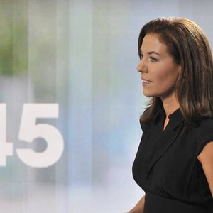 Claire Barsacq a été propulsée du jour au lendemain à la présentation du nouveau JT de M6, le "19.45"...

La journaliste Claire Barsacq de M6 présente le journal télévisé du soir, à Neuilly sur Seine, France. Photo par Christophe Guibbaud/Abaca