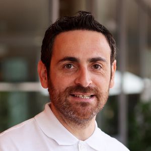 Camille Combal est un animateur connu pour ses émissions sur TF1, après avoir travaillé sur plusieurs chaînes et radios.

Camille Combal - Célébrités au village lors des Internationaux de France de tennis de Roland Garros  à Paris.
JACOVIDES-MOREAU / BESTIMAGE