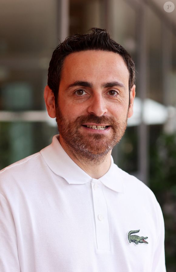 Camille Combal est un animateur connu pour ses émissions sur TF1, après avoir travaillé sur plusieurs chaînes et radios.

Camille Combal - Célébrités au village lors des Internationaux de France de tennis de Roland Garros  à Paris.
JACOVIDES-MOREAU / BESTIMAGE