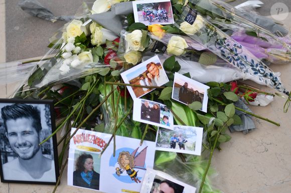 Les familles et les proches des victimes de l'accident d'hélicoptère, survenu lors du tournage en Argentine du jeu d'aventure "Dropped", se sont réunis pour rendre hommage aux disparus et réclamer justice sur l'Esplanade du Trocadéro à Paris, France, le 11 mars 2017. © Lionel Urman/Bestimage