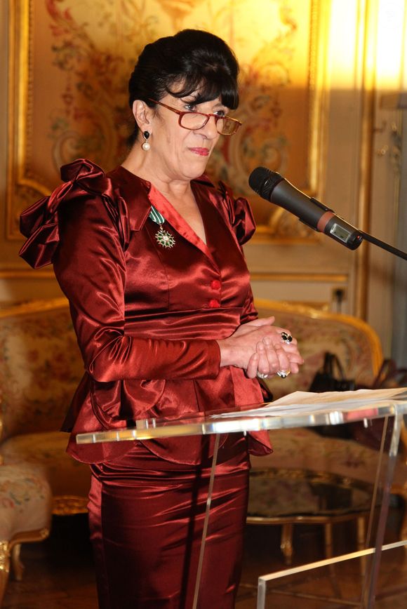 Elle accuse une amie de Biyouna de la couper du monde, d’être violente avec elle et de la droguée

Exclusif - Remise de l'insigne de chevalier des Arts et des Lettres à Biyouna, actrice et chanteuse algerienne,  au Ministere des Affaires Etrangeres a Paris. Le 26 fevrier 2013. CELINE BONNARDE / BESTIMAGE