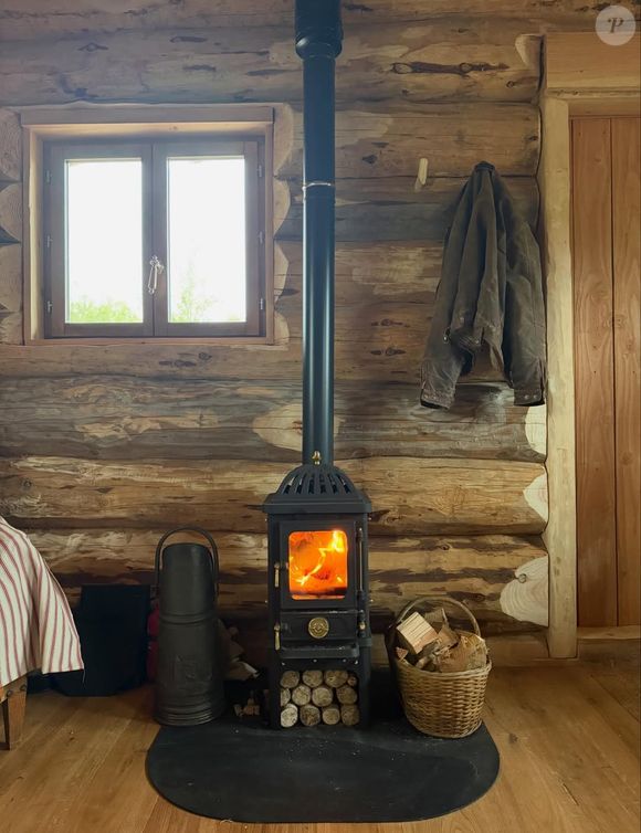 Comme il le voulait, Vianney a installé un poêle et un lit


Vianney a terminé la construction de sa cabane en bois en pleine forêt et montre le résultat sur Instagram le 12 avril 2026.