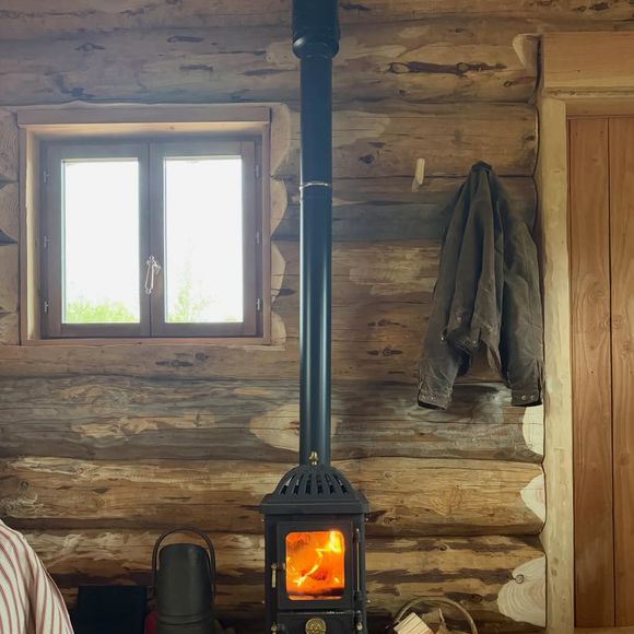 Comme il le voulait, Vianney a installé un poêle et un lit


Vianney a terminé la construction de sa cabane en bois en pleine forêt et montre le résultat sur Instagram le 12 avril 2026.
