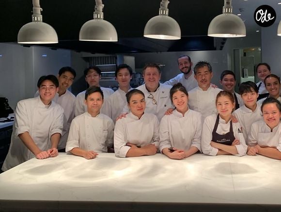 Le chef doublement étoilé Olivier Bellin en compagnie de ses élèves lors d'un voyage à Bangkok en novembre 2024.

Instagram Olivier Bellin