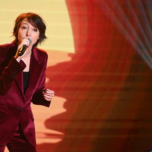 Jeanne Cherhal fait parler d’elle grâce à sa chanson Jean, dédiée à l’acteur Jean Dujardin, qui est venu la voir en concert.

Jeanne Cherhal lors de l'enregistrement de l'émission "Vivement dimanche" au studio Rive Gauche, présentée par M.Drucker avec une diffusion sur France 3 le 8 mars 2026, à Paris, France, le 25 février 2026. © Guillaume Gaffiot/Bestimage