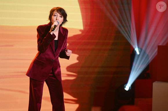 Jeanne Cherhal fait parler d’elle grâce à sa chanson Jean, dédiée à l’acteur Jean Dujardin, qui est venu la voir en concert.

Jeanne Cherhal lors de l'enregistrement de l'émission "Vivement dimanche" au studio Rive Gauche, présentée par M.Drucker avec une diffusion sur France 3 le 8 mars 2026, à Paris, France, le 25 février 2026. © Guillaume Gaffiot/Bestimage