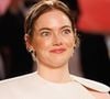 Alors qu'elle se trouvait sur le tapis rouge du Festival de Cannes à l'occasion de la première du dernier western d'horreur d'Ari Aster, Eddington, l'actrice a été importunée par une abeille qui est venue virevolter autour d'elle alors qu'elle prenait la pose devant les photographes.
Emma Stone - Descente des marches du film « Eddington » lors du 78ème Festival International du Film de Cannes, au Palais des Festivals à Cannes. Le 16 mai 2025
© Jacovides-Moreau / Bestimage
