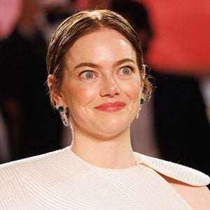 Alors qu'elle se trouvait sur le tapis rouge du Festival de Cannes à l'occasion de la première du dernier western d'horreur d'Ari Aster, Eddington, l'actrice a été importunée par une abeille qui est venue virevolter autour d'elle alors qu'elle prenait la pose devant les photographes. 

Emma Stone - Descente des marches du film « Eddington » lors du 78ème Festival International du Film de Cannes, au Palais des Festivals à Cannes. Le 16 mai 2025
© Jacovides-Moreau / Bestimage