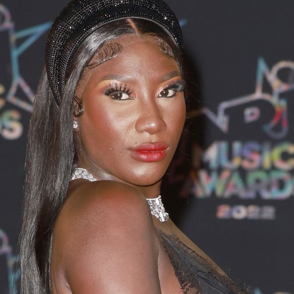 Aya Nakamura aux NRJ Music Awards au palais des festivals de Cannes, le 22 novembre 2022.

Photo : Christophe Aubert / Bestimage