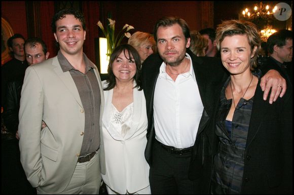 Myriam Boyer et ses deux fils Arny Berry et Clovis Cornillac – 22e Nuit des Molières 2008 aux Folies Bergère à Paris
Photographe :
Rindoff-Guirec / Bestimage
