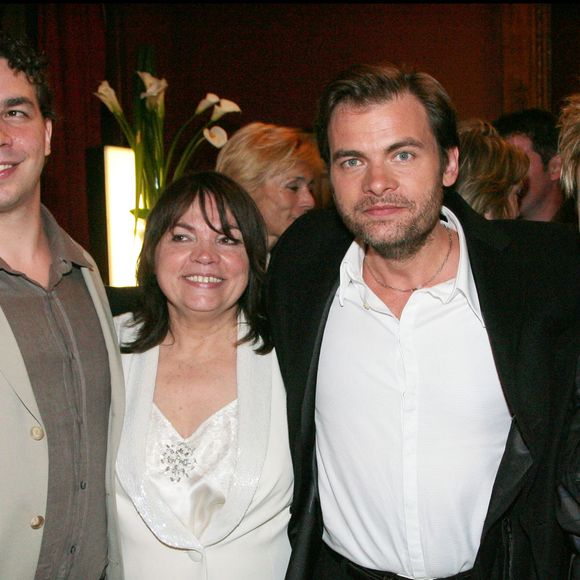 Myriam Boyer et ses deux fils Arny Berry et Clovis Cornillac – 22e Nuit des Molières 2008 aux Folies Bergère à Paris
Photographe :
Rindoff-Guirec / Bestimage