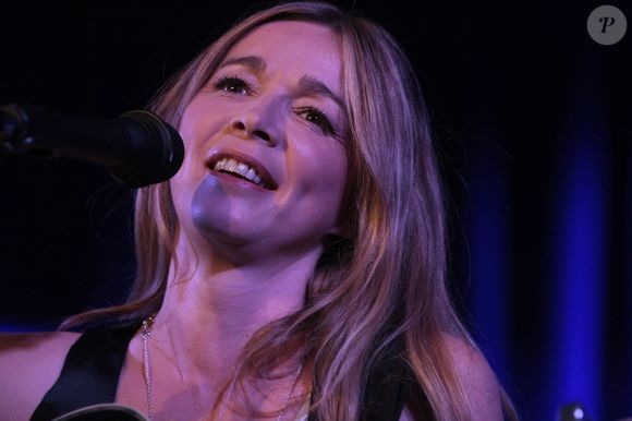 Hélène Rollès lors d'un concert au Divan du monde à Paris, le 29 mai 2012. Photo par VEEREN / BESTIMAGE
