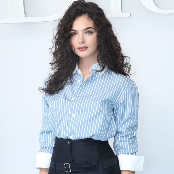 Léonie a grandi dans un univers artistique aux côtés de sa sœur aînée, Deva Cassel. 

Deva Cassel au Défilé de Mode Dior, Prêt-à-porter Automne / Hiver 2026-2027, Photocall, dans le cadre de la Fashion Week de Paris, France, le 3 Mars 2026.

© Bertrand Rindoff / Bestimage