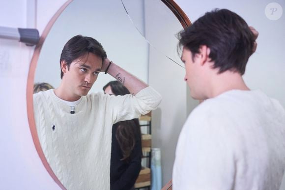 Exclusif - Alain-Fabien Delon avec sa compagne Laura Bensadoun en backstage de de l'émission "C à Vous" à Paris, France, le 18 octobre 2024. © Cyril Moreau/Bestimage