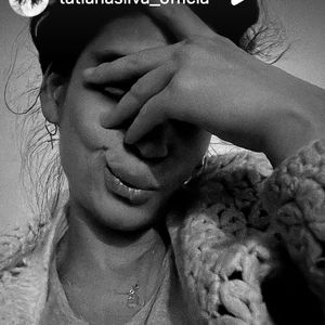 "Oiseau de nuit qui rêve de dormir : la vie de jeune mère", a t-elle fait savoir avec humour ce mercredi 28 janvier via sa story Instagram. Devant l'objectif, Tatiana Silva grimace légèrement tout en arborant une coiffure faite à la va-vite.

Tatiana Silva désormais maman s'immortalise sur Instagram (Capture d'écran - 29 janvier 2025).