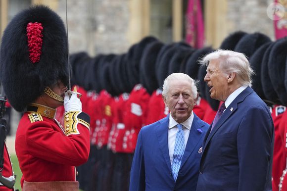 Le président Trump et le roi Charles III d'Angleterre passent en revue la garde d'honneur à leur arrivée au château de Windsor, lors de la deuxième visite d'État du président américain au Royaume-Uni, à Windsor, dans le Berkshire, le 17 septembre 2025.