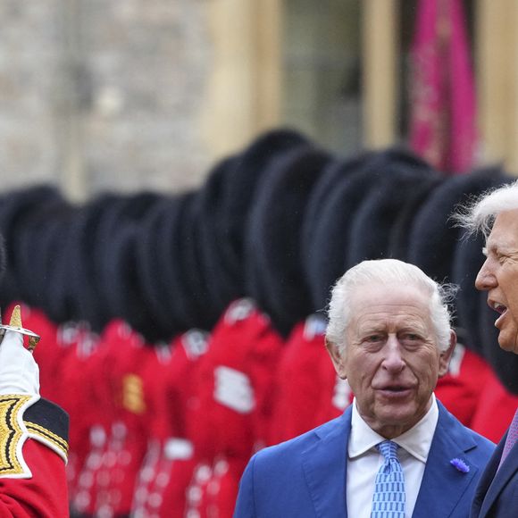 Le président Trump et le roi Charles III d'Angleterre passent en revue la garde d'honneur à leur arrivée au château de Windsor, lors de la deuxième visite d'État du président américain au Royaume-Uni, à Windsor, dans le Berkshire, le 17 septembre 2025.